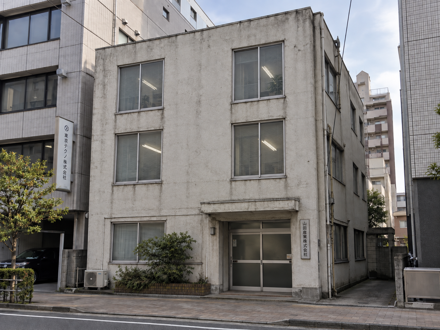 改修前の築古3階建てRCビル
